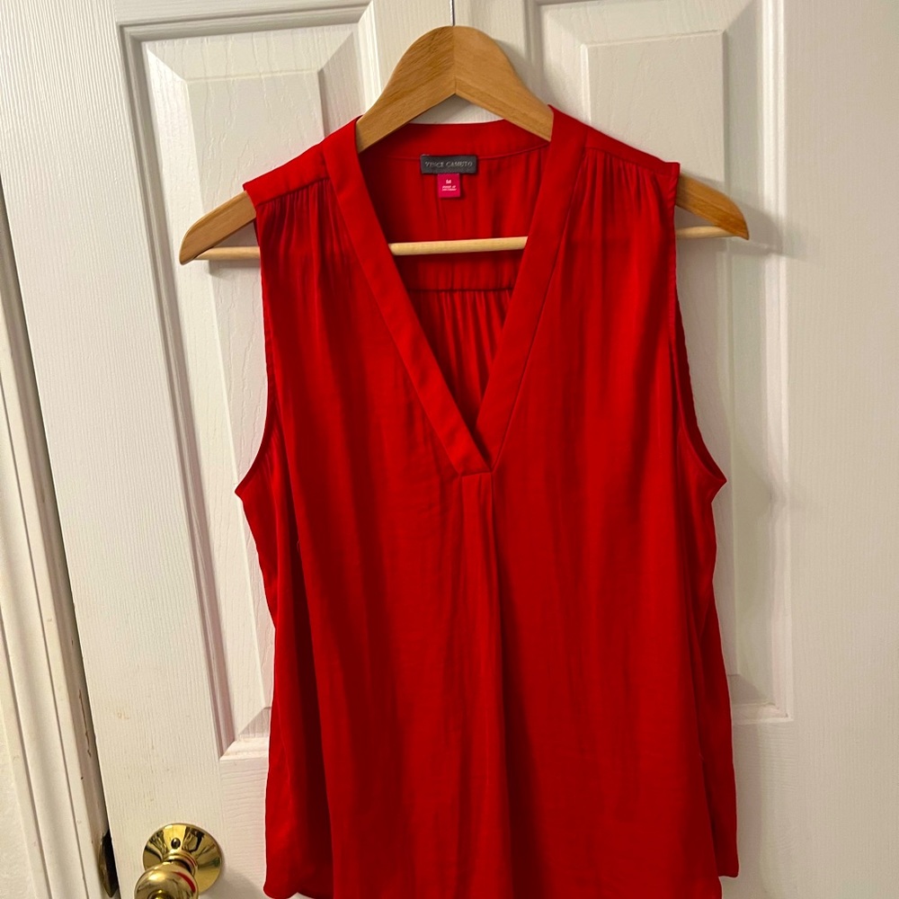 Vince Camuto sleevless blouse. Size Medium. Red.
